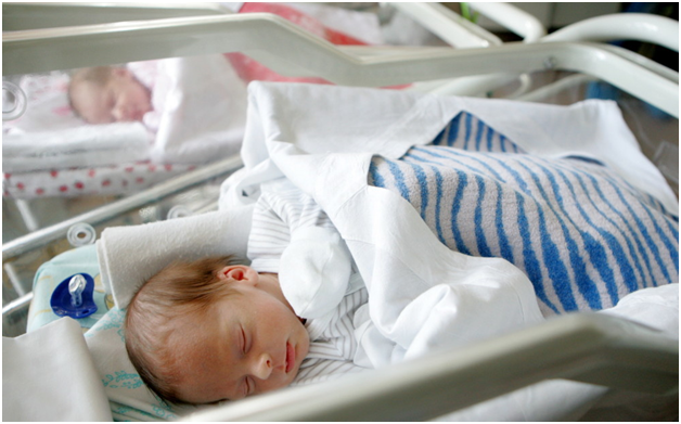 Число новорожденных в Петербурге сократилось на десять тысяч - эксперт