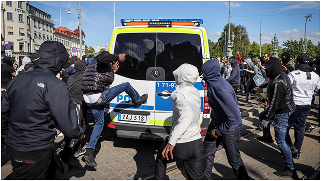 В Швеции протестующие избили продюсера аффилированного с RT видеоагентства