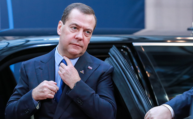 Медведев заклеймил «оборзевших поляков»
