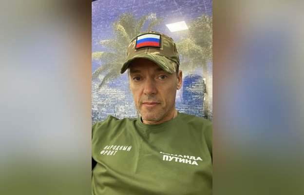Вернувшегося из зоны СВО известного актёра Малахов выставил из эфира за бейсболку с флагом РФ